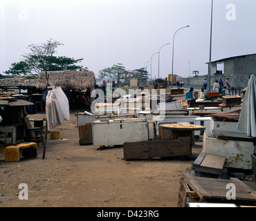 Douala Camerun congelatore contenitori al mercato del pesce vicino a base di olio Foto Stock