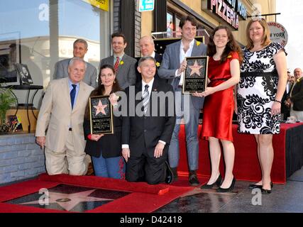 Maria Burton, Michael Sheen, David Rowe Beddoe, Morgan Ritchie, Charlotte Ritchie, Edwina Hart, Leron Gubler alla cerimonia di induzione per la stella sulla Hollywood Walk of Fame di Richard Burton, Hollywood Boulevard, Los Angeles, CA 1 marzo 2013. Foto di: Elizabeth Goodenough/Everett Collection Foto Stock