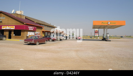 Verde arancione e giallo le pompe carburante collegato al distributore di  benzina Foto stock - Alamy