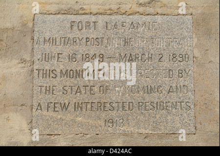 Segno monumento, eretto nel 1913, che riassume la storia di Fort Laramie (posto militare su Oregon Trail 1849-1890), Wyoming USA Foto Stock