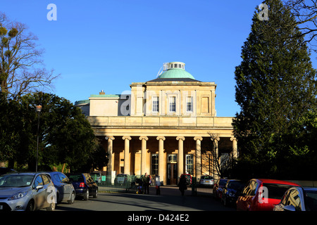 Auto parcheggiate fuori l'ingresso alla Pittville Pump Room Cheltenham Gloucestershire grado che ho elencato la costruzione Foto Stock