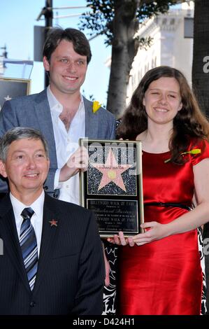 Leron Gubler, Morgan Ritchie, Charlotte Ritchie alla cerimonia di induzione per la stella sulla Hollywood Walk of Fame di Richard Burton, Hollywood Boulevard, Los Angeles, CA 1 marzo 2013. Foto Da: Michael Germana/Everett Collection Foto Stock