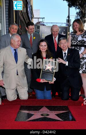 David Green, Tom LaBonge, Michael Sheen, Maria Burton, David Rowe Beddoe, Leron Gubler, Angela Motta alla cerimonia di induzione per la stella sulla Hollywood Walk of Fame di Richard Burton, Hollywood Boulevard, Los Angeles, CA 1 marzo 2013. Foto Da: Michael Germana/Everett Collection Foto Stock