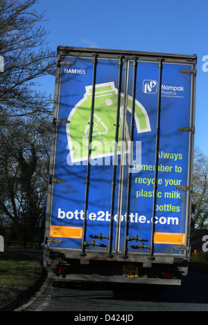 Il riciclaggio camion su strada di campagna con slogan "ricordarsi sempre di riciclare la plastica bottiglie di latte ' Inghilterra Foto Stock