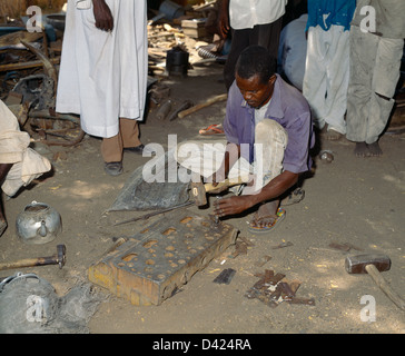 Maroua Camerun uomo che lavora in fonderia di ferro estremo nord Camerun Foto Stock