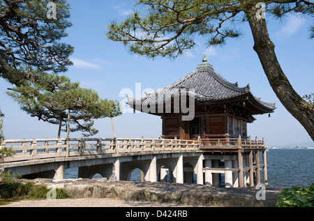 Flottante Ukimido hall presso il Tempio Mangetsuji siede su palafitte sopra l'increspato le acque del Lago Biwa nella prefettura di Shiga, Giappone. Foto Stock