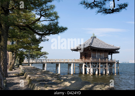 Flottante Ukimido hall presso il Tempio Mangetsuji siede su palafitte sopra l'increspato le acque del Lago Biwa nella prefettura di Shiga, Giappone. Foto Stock