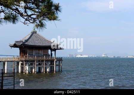 Flottante Ukimido hall presso il Tempio Mangetsuji siede su palafitte sopra l'increspato le acque del Lago Biwa nella prefettura di Shiga, Giappone. Foto Stock