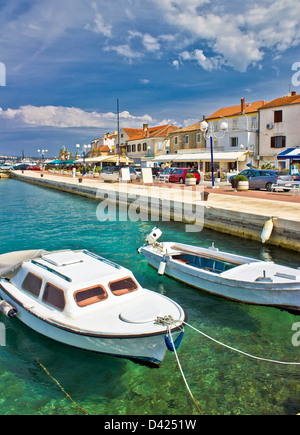 Città adriatica di Biograd na moru colorato lungomare e il porto Foto Stock