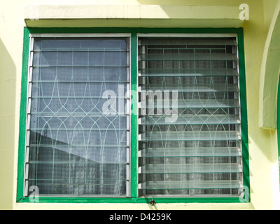 Doppio vetro lourve chiuso e aperto windon sul giallo limone parete Foto Stock