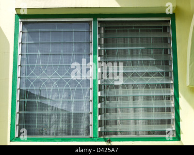 Doppio vetro lourve chiuso e aperto windon sul giallo limone parete Foto Stock
