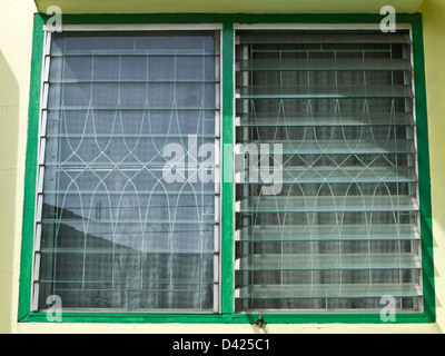 Doppio vetro lourve chiuso e aperto windon sul giallo limone parete Foto Stock