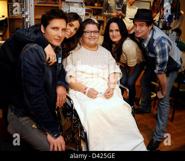 1 marzo 2013 - Los Angeles, California, Stati Uniti - Alcuni membri del cast di 'Twilight Saga" (L-R) Peter Facinelli, Nikki Reed, Elizabeth Reaser e Jackson Rathbone posano con ELAIN ULLOA (C) durante una visita a sorpresa di ospedale per bambini di Los Angeles. Essi hanno firmato autografi e posato per foto e portato 'Twilight Saga: Rottura dell'Alba - Parte 2 " DVD per i bambini. (Credito Immagine: © Gene Blevins/ZUMAPRESS.com) Foto Stock