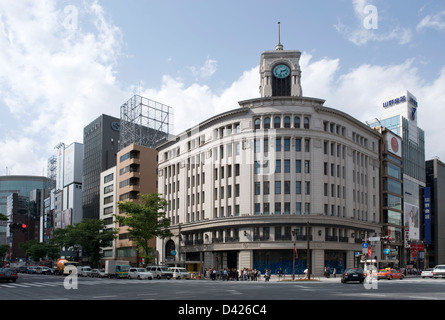 Il 1932 Wako edificio con punto di riferimento di clock tower a intersezione di Harumi-dori e Chuo-dori strade di Ginza Tokyo. Foto Stock