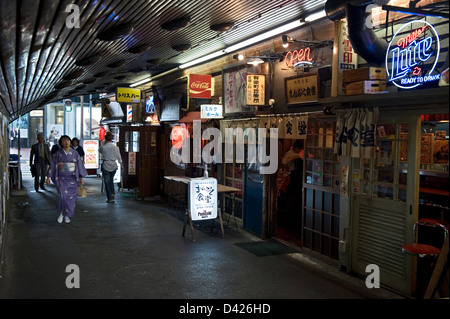 Dopo la II Guerra Mondiale Yurakucho Concourse, ristoranti e bere nascosto sotto i binari ferroviari a Tokyo Foto Stock