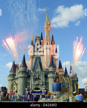 Fuochi d'artificio spegnersi al finale di uno spettacolo di danza con Micky, Minnie e altri personaggi a Disney World il castello di Orlando. Foto Stock