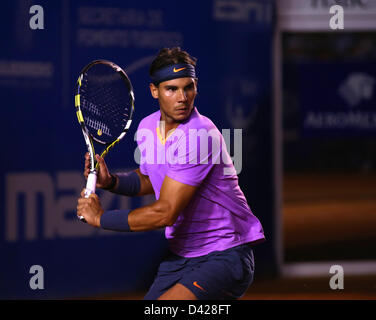 Acapulco, Messico - Mexican Open di Tennis 2013 - Rafael Nadal di Spagna si prepara per il rovescio contro Nicolas ALMAGRO di Spagna in semifinale partita durante il giorno 5 del messicano aperto. Foto Stock