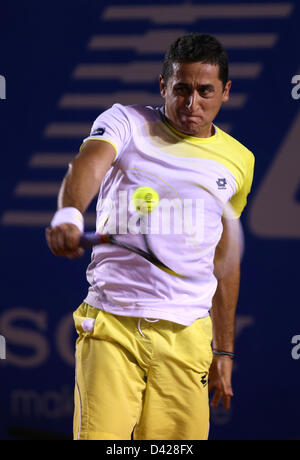 Acapulco, Messico - Mexican Open di Tennis 2013 - Nicolás Almagro di Spagna colpi di rovescio sparato contro Rafael Nadal di Spagna in semifinale partita durante il giorno 5 del messicano aperto in Acapulco, Messico. Foto Stock