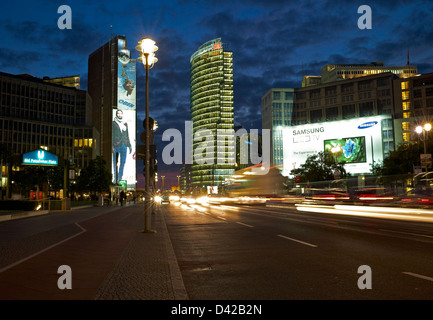 Berlino, Germania, il Leipziger Strasse verso Potsdamer Platz in serata Foto Stock