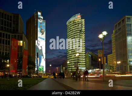 Berlino, Germania, il Leipziger Strasse verso Potsdamer Platz in serata Foto Stock