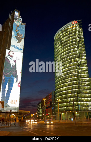 Berlino, Germania, Kollhoff Tower (sinistra) e la ferrovia torre (a destra) di Potsdamer Platz Foto Stock