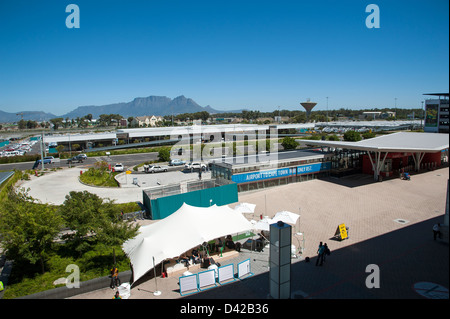 Zona fumatori. I fumatori angolo al di sotto del telone e ombrelloni a Cape Town Aeroporto Sud Africa Foto Stock