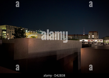 Berlino, Germania, vista sopra il memoriale dell'Olocausto di notte Foto Stock