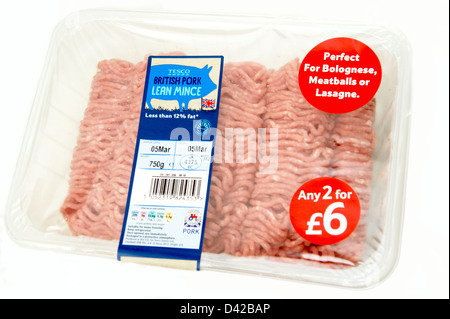 Tesco BRITISH la carne di maiale magro tritare il mangiare sano con il British logo & il piccolo trattore rosso simbolo segno su un'offerta di 2 per 6 sterline Foto Stock