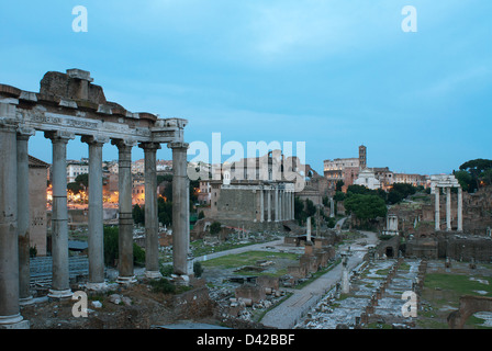 Roma, Italia, alba sopra il Foro Romano con le colonne del tempio di Saturno in primo piano Foto Stock