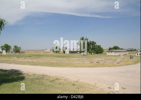 Blue sky view, alla caserma di cavalleria, erba verde fondazioni vecchia caserma vicino Nuovo Guardiola, Fort Laramie, Wyoming USA Foto Stock