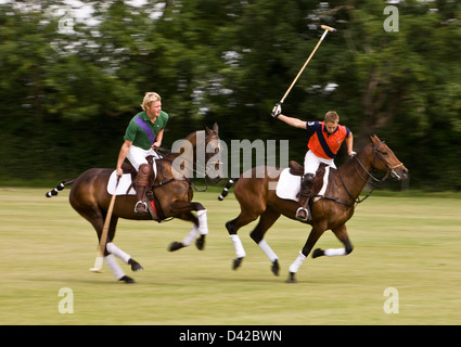 Due giocatori di polo in rivalità per la sfera Foto Stock