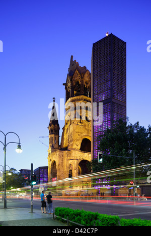 Berlino, Germania, la Kaiser Wilhelm Memorial Church sulla Breitscheidplatz di notte Foto Stock