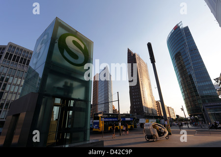 Berlino, Germania, ingresso della metropolitana e la parte anteriore degli edifici di Potsdamer Platz in serata sun Foto Stock