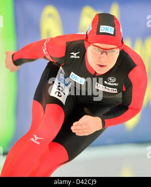 Il regime tedesco skater Jenny Wolf inizia per 500 m presso il ghiaccio pattinaggio di velocità di coppa del mondo a Erfurt, Germania, 02 febbraio 2013. Foto: MARTIN SCHUTT Foto Stock