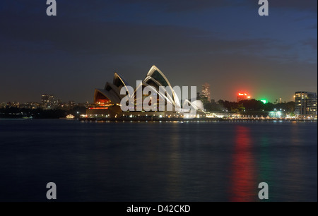 Sydney, Australia, Joern Utzon Teatro dell'Opera su Bennelong Point nella luce della sera Foto Stock