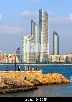 Alti edifici moderni a la corniche di Abu Dhabi, Emirati arabi uniti Foto Stock