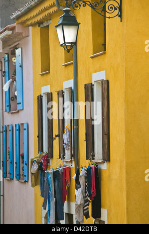 Facciate di case, villaggio di Montauroux, Var , Provenza Francia Foto Stock