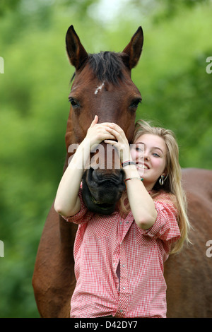 Muehlenbeck, Germania, ragazze facendo fuori con il suo cavallo Foto Stock