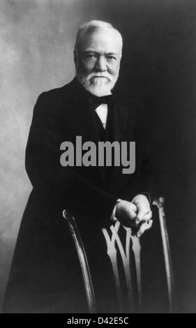 Andrew Carnegie, tre quarti di lunghezza verticale, in piedi dietro la sedia, rivolto verso la parte anteriore Foto Stock