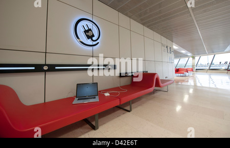 Connessione wifi gratuita e chaiselongue moderno in pelle di colore rosso all'aeroporto Blagnac, Toulouse, Francia Foto Stock