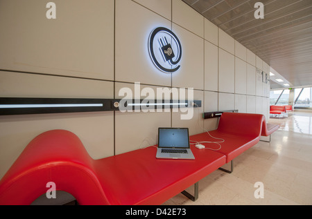 Connessione wifi gratuita e chaiselongue moderno in pelle di colore rosso all'aeroporto Blagnac, Toulouse, Francia Foto Stock