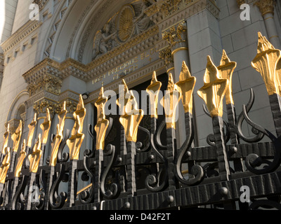 Decorativi in ferro battuto recinzione al Preziosissimo Sangue Chiesa, 113 Baxter Street, NYC Foto Stock