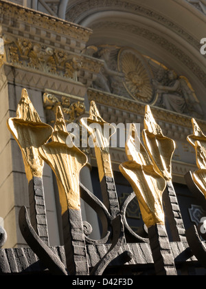 Decorativi in ferro battuto recinzione al Preziosissimo Sangue Chiesa, 113 Baxter Street, NYC Foto Stock