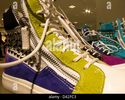 Womens designer di scarpe, magazzino Bloomingdale's interno, NYC Foto Stock