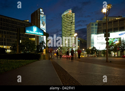 Berlino, Germania, il Leipziger Strasse verso Potsdamer Platz in serata Foto Stock