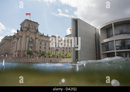 Berlino, Germania, onde della Sprea al Reichstag e il Paul-Loebe-Haus Foto Stock