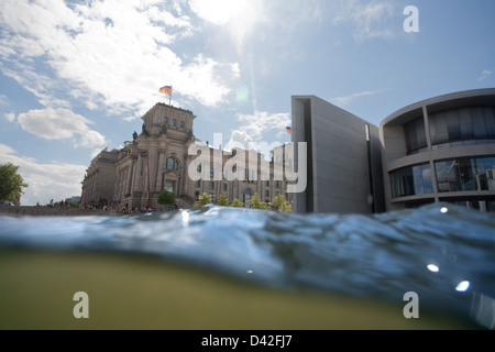 Berlino, Germania, onde della Sprea al Reichstag e il Paul-Loebe-Haus Foto Stock