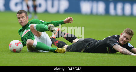 Il Werder di Lukas Schmitz (L) il sistema VIES per la palla a Augsburg's Andre Hahn durante la partita Werder Bremen - FC Augsburg in stadio Weser di Brema, Germania, 02 marzo 2013. Foto: CARMEN JASPERSEN (ATTENZIONE: embargo condizioni! Il DFL permette l'ulteriore utilizzazione di fino a 15 foto (solo n. sequntial immagini o video-simili serie di foto consentito) via internet e media on line durante il match (compreso il tempo di emisaturazione), adottate dall'interno dello stadio e/o prima di iniziare la partita. Il DFL permette la trasmissione senza restrizioni di registrazioni digitali durante il match exclu Foto Stock