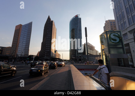 Berlino, Germania, ingresso della metropolitana e la parte anteriore degli edifici di Potsdamer Platz in serata sun Foto Stock