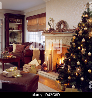 Poltrona accanto al caminetto nel tradizionale salotto Foto stock - Alamy